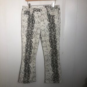 Womens White/Grey stretchy Capris Post. LikeNEW 11
